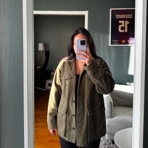 Olivgrön jacka från Dobber - Säljer en olivgrön jacka från Dobber. Nypris 1299kr. Inga defekter, bara använd några gånger. Mitt pris 250kr men går att diskutera 