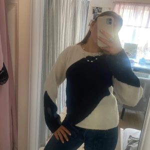 Svart och vit stickad tröja från Gina Tricot - Säljer as snygg tröja från ginatricot!🤩 Storlek 158-164 men sitter som Xs-S! Står ej för postens slarv📦 Använd gärna bundle funktionen🥰