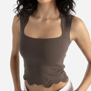 Stickad topp med fyrkantig krage i stretch  - Snygg brun ärmlös topp från Zara med fyrkantig urringning och dekorativt broderi längs nederkanten. Perfekt för en stilren look. Aldrig använd! 