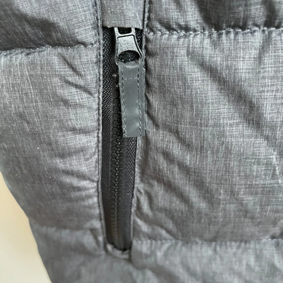 Grå och svart dunväst från WAVE - 3