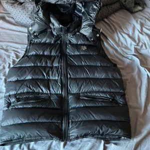 Svart dunväst från bvaldi. 1799 nypris! - Säljer västen då jag inte har någon användning för den längre, bra o billigt pris för en ny skicks väst. Kom pm för mer frågor🔥