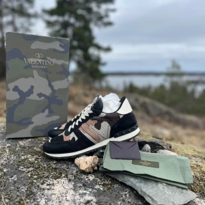 Valentino Rockrunner sneakers i camouflage - Snygga Valentino Rockrunner sneakers med ett coolt camouflagemönster i svart, beige och brunt. Skorna har snörning och en robust sula med bra grepp. Perfekta för en trendig look. 10/10 skick skriv om du har några frågor eller vill ha fler bilder!🙌😇 