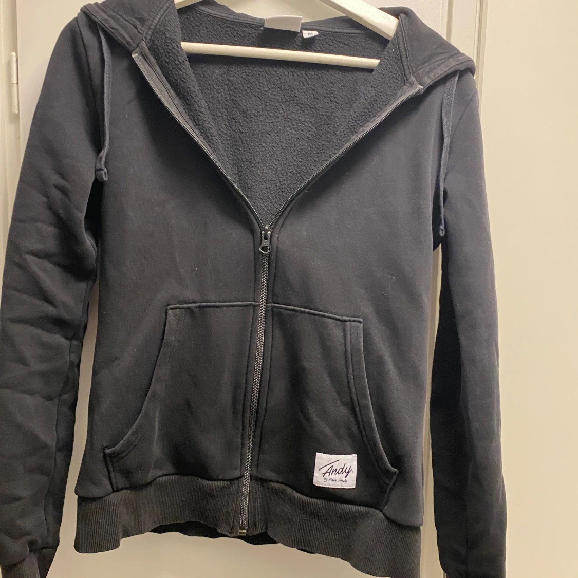 Svart hoodie från Andy by Frank Dandy