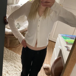 Vit ribbad kofta - Säljer en stilren vit ribbad kofta med knappar framtill. Den har långa ärmar och en klassisk krage, perfekt för lager på lager-stil. Passar bra till både jeans och kjol. Perfekt för vår och sommar! 💓Pris kan diskuteras 💓