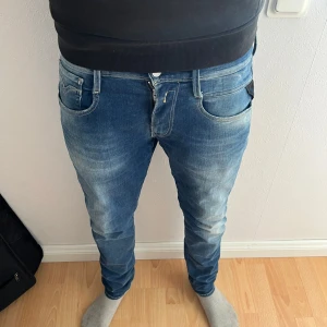Replay anbass hyperflex - Tja! Nu säljer vi dessa svin feta Replay anbass Hyperflex i storleken 31/32 dessa har en sjuk fade och passar många outfits // Pris är ej hugget i sten.