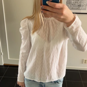 Vit blus med puffärmar - Säljer en vit blus från Neo Noir, storlek xs och inte jätte använd!🩷