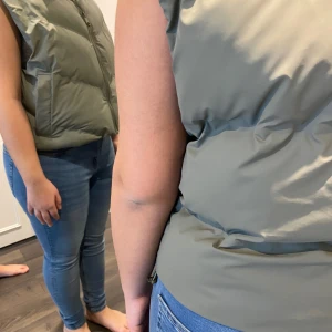 Grön dunväst med dragkedja - Snygg och bekväm grön dunväst med dragkedja framtill. Perfekt för kyligare dagar och ger en stilren look. Västen har en normal passform och är lätt att matcha med olika outfits.