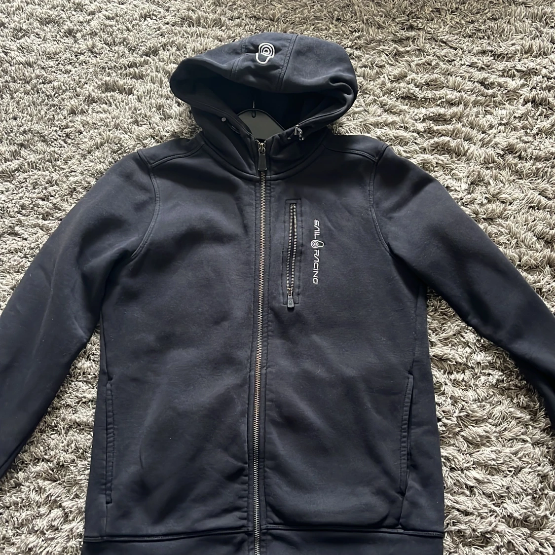 Svart hoodie från Sail Racing