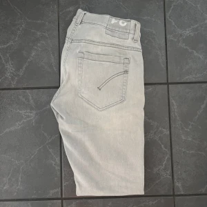 Dondup George  - Ett par stilrena Dondup George som är perfekta till sommaren. Skicket på byxorna är perfekt! Hör av er vid frågor!