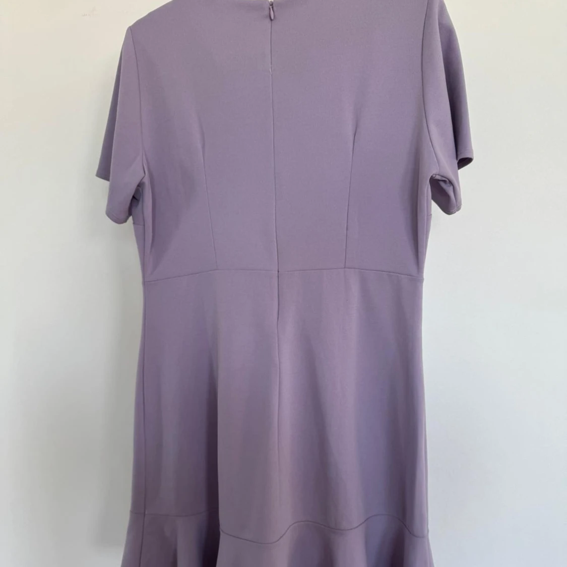 Ljuslila klänning med volangdetalj - 1