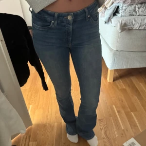 Blå bootcut jeans - Blå fina bootcut jeans från only. Har änvänds några gånger därmed lite slitningar vid hälen🤗 lång i benen och stretchiga!💕
