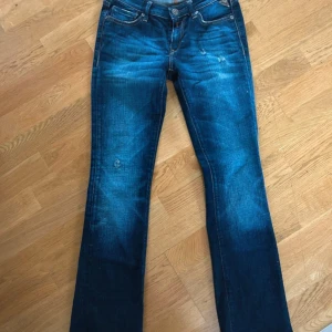 Blå jeans från Replay - Snygga blå jeans från Replay, de är väldigt snygga men passar tyvärr inte mig längre. De är väldigt små i storleken och passar inte mig som vanligtvis är en  S/M. Pris går att diskutera💗