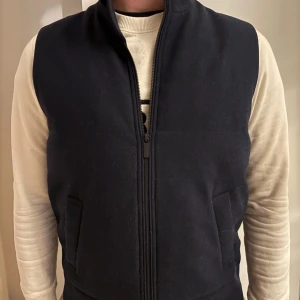 Mörkblå väst från Selected Homme - Säljer en stilren mörkblå väst från Selected Homme. Nypris 1600kr, slutsåld. Använd sparsamt under hösten. Vid frågor eller funderingar tveka inte på att höra av er!