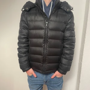 Bvaldi Pufferjacket  - Tja! Säljer den här tvärfeta Bvaldi Pufferjacketen•Storlek XS•Skick 9/10•Färg Svart•Nypris 3000kr nu endast 1499kr! Hör av er vid minsta lilla fråga eller fundering! Modellen på bilderna är cirka 165cm lång! 