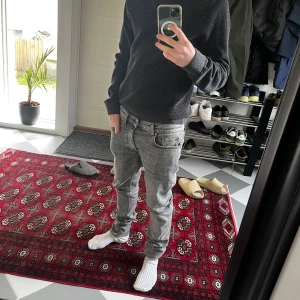 Young poets jeans - Snygga grå jeansbyxor med en klassisk femficksdesign. De har en normal passform och är perfekta för en avslappnad stil. Byxorna har en dragkedja och knapp framtill.