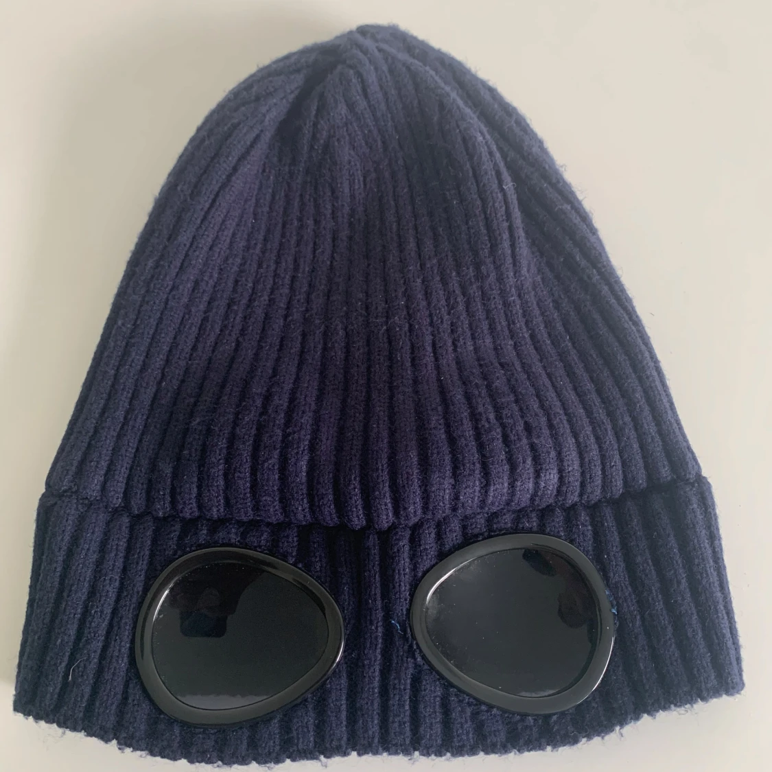 Mörkblå mössa med glasögondetalj från C.P. Company - 2