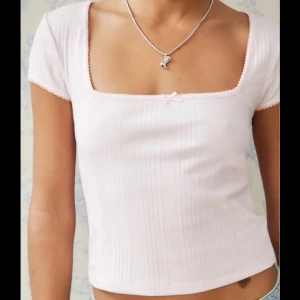 Rosa ribbad topp från Urban Outfitters - Säljer en söt rosa ribbad topp från Urban Outfitters. Toppen är i nyskick och aldrig använd.