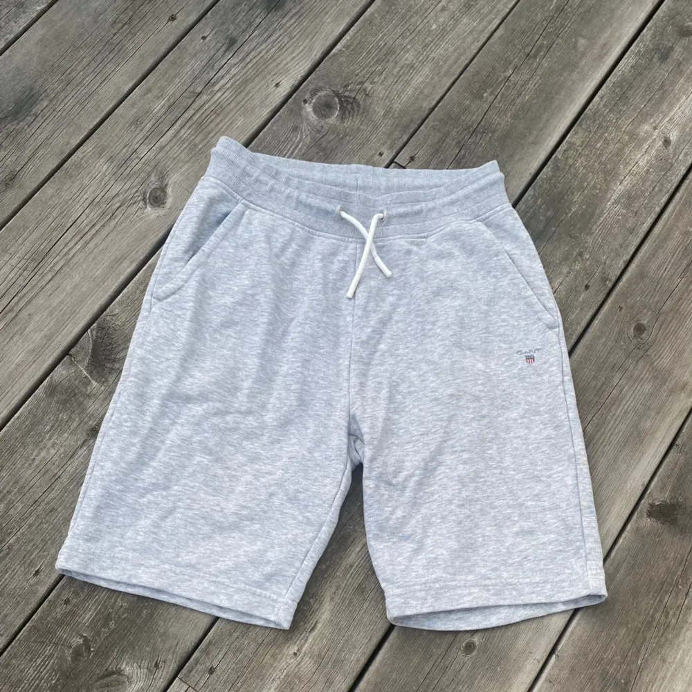 Säljer ett par Gant Shorts som passar fint nu till sommaren, fin ljus grå färg. inga fläckar eller hål 9/10 skick.Om du har Frågor eller funderingar är det bara att höra av dig. Ny pris 749kr mitt pris 299kr!!. Shortsit.