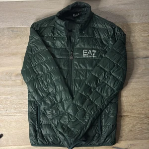  Armani jacka st S  - Säljer en snygg grön quiltad jacka från Emporio Armani EA7.  Jag har bara använt jackan några gånger. Nypris 2100