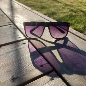 Ray-Ban solglasögon  - Helt nya solglasögon som liknar ray ban. Har andra färger och formen dom du hittar i profilen eller kom privat.