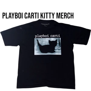 PLAYBOI CARTI KITTY MERCH WHOLE LOTTA RED - Playboi Carti Kitty Merch whole lotta red sparsamt använd. Storlek L men passar som en M