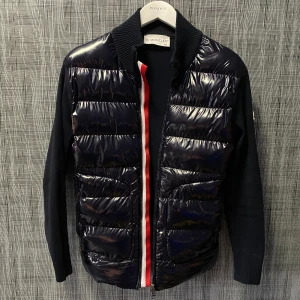 Cardigan - Säljer nu denna feta Moncler cardigan då jag inte använder den || skick: 9/10 || hör av dig vid frågor eller funderingar! || mvh ||