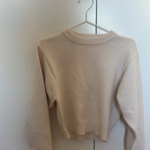 Ljusrosa tröja från Zara - Väldigt bra skick. Sista bilden är en liten tråd som åkt upp men det går att klippa av om man vill🫶🏽 skriv om frågor!