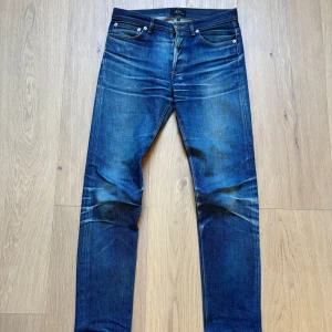 A.P.C. Raw Denim - Tja! Säljer nu mina sjuka apc jeans då jag inte använder dem längre. Sitter som 30/32. Faden på dessa är galen och slitningar börjar forma sig. Sitter slim. Hör av dig vid frågor eller liknande