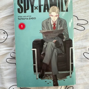 Spy x Family Volym 1 - Manga spy x family vol 1, har ett litet märke, syns i bild tre :) 