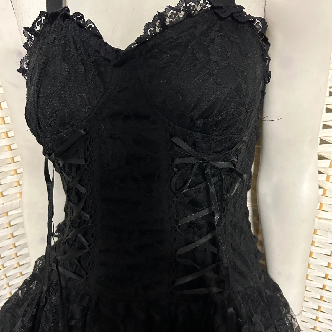 Svart spetsklänning med snörning från Poizen. Storlek M - 2