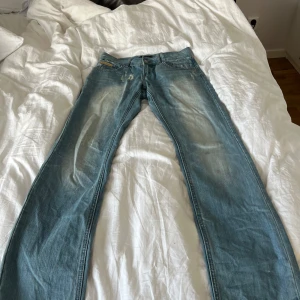 dolce & gabbana lågmidjade jeans - jeans från dolce & gabbana, jätte söta och fin färg, midjemått: 40cm tvärs över, innerbenslängd: 85cm