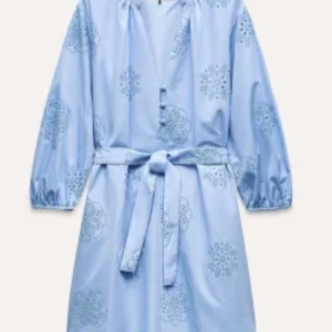Ljusblå klänning med broderade detaljer och knytskärp🩵 - Säljer en ljusblå klänning från Zara med broderade blommönster och trekvartsärmar. Klänningen har v-ringning, knappar framtill och ett matchande knytskärp i midjan. Använd cirka 3 gånger!🩵