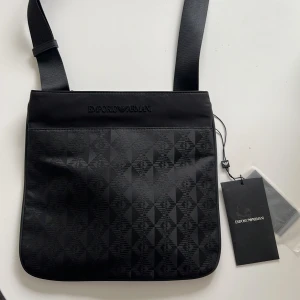 Armani axelremsväska - Säljer denna helt nya Armani axelväskan dddp den aldrig kom till användning, med tagen kvar. Skriv för fler bilder/info