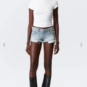 Ljusblå jeansshorts med fransar från Weekday - Slutsålda lowwaisted jeansshorts från Weekday!!!💕💕De har prislapp kvar och är i nyskick. Säljer pga fel storlek. Två sista bilderna är egna (färgen på sista bilden är lite missvisande pga dåligt ljus)🌸☀️🌴