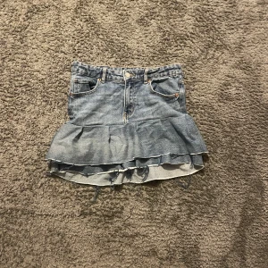 Jeanskjol med volang - Jättesnygg jeanskjol med volanger. Inga tecken på användning!