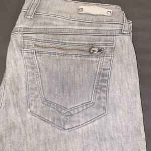 Ljusgrå jeansbyxor från Jennypez - Säljer ett par ljusgrå jeans från Jennypez. De är low waist och har raka ben men det går att sy om de själv till flare. Säljer för 200🩷