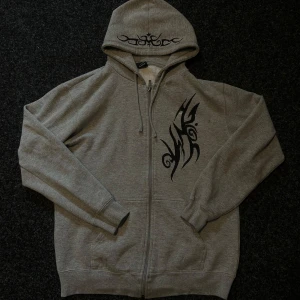 Custommade Tribal Zip hoodie - Handmålad med Fabric paint:). Size: S. Skön hoodie med zip