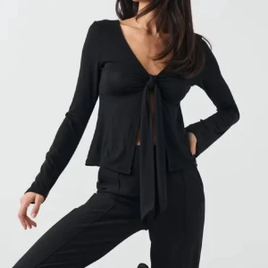 Gina topp med rosett - Köpte den på rea men har ej kommit till användning en enda gång tyvvär, så vill sälja till någon som har mer användning för den⭐️💞 skriv vid fundering