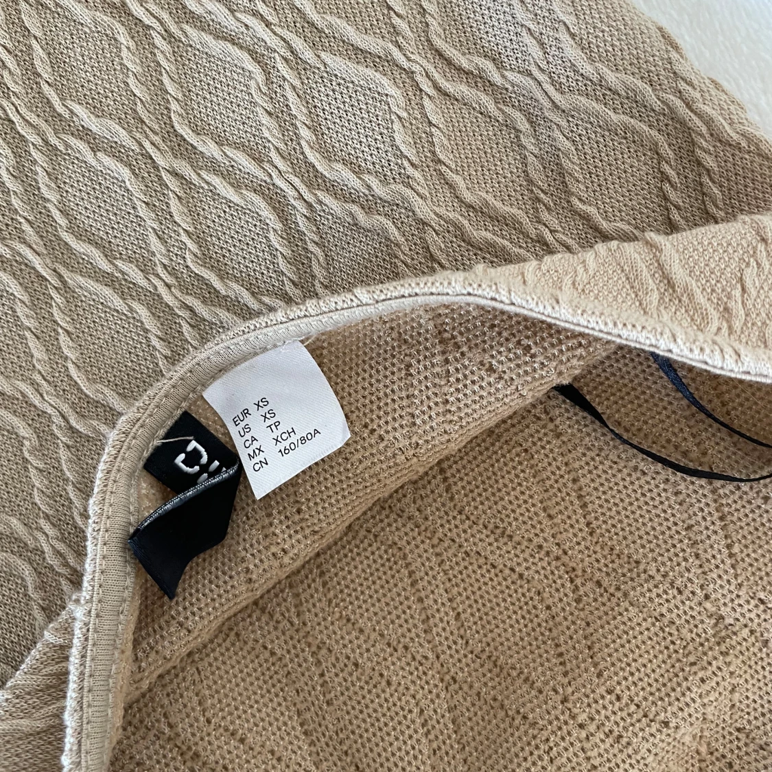 Beige ribbad halterneckklänning från H&M - 2