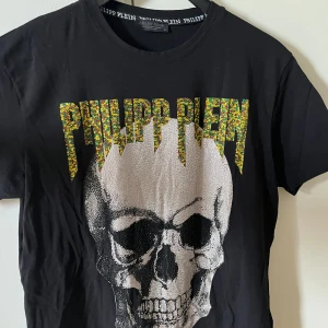 Svart t-shirt från Philipp Plein - Snygg t shirt från philipp plein mindre i storleken, passar M-L