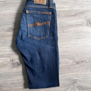 Nudie jeans - Ett par snygga Nuide jeans i storlek w27 l30. Det är bra skick och har inga defekter. Det är först till kvarn. Tar inte emot byten. Priset är ej hugget i sten. Nudie påse kommer med på köpet.