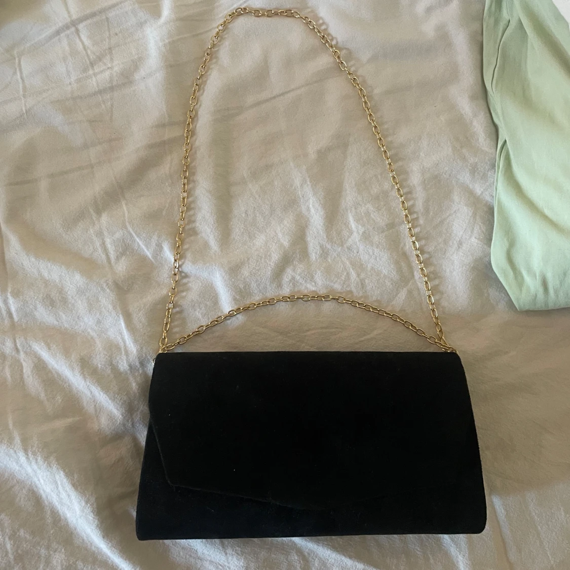Svart kuvertväska med guldkedja - 1