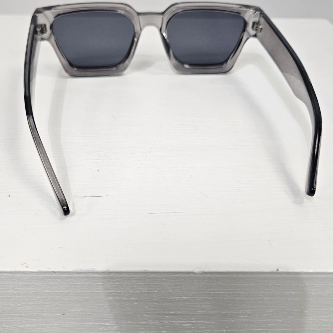 Grå fyrkantiga solglasögon - 2