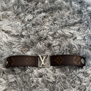 Louis Vuitton Hockenheim Bracelet - Storlek: 17 Skick: 9/10 Nypris: 3550kr Pris: 2490kr Frakt: (hemlevererat spårbart)📦  Tveka inte att höra av dig vid minsta frågan!