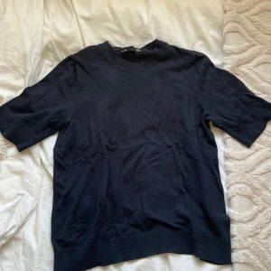 Svart stickad T-shirt  - Svart-stickad T-shirt från lager 157, ganska använd men forf i bra skick, storlek S, säljer då jag ej använder den längre💘