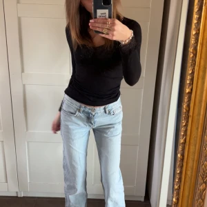 Ljusblå jeans - Säljer ett par ljusblå jeansbyxor från Gina, ”perfekt jeans”, jätte fin passform, medel höga i midjan, använda sparsamt så i fint skick 