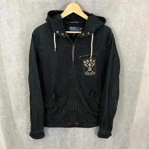 Ralph Lauren jacka - Sjukt soft raffe jacka i storlek S. Modellen är 185. Väldigt fint skick. Perfekt för våren då den är ganska tunn, liten på modellen.