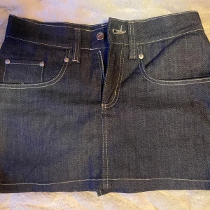 Mörkblå jeanskjol från Svea - Säljer en mörkblå jeanskjol från Svea. Super fin till sommaren och går att styla med allt. Super bra skick då jag inte använt den (bara provad) Pris går att diskutera 🩷