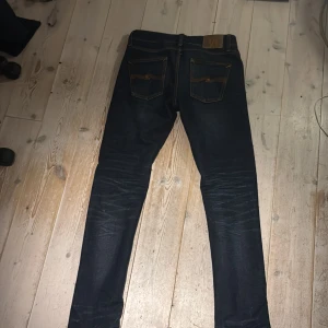 Mörkblå jeans från Nudie Jeans - Riktigt feta nudie jeans i modellen ”Lean Dean”. Köpta i nudie butik och i extremt bra skick. Önskar jag kunde ha kvar dom men har tyvärr växt ur dom. Passar t allt och riktigt stilrena jeans. Superkvalitet! Tveka inte att höra av dig om du undrar något😁
