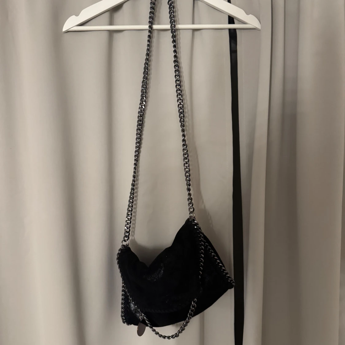 Svart axelväska med kedjerem